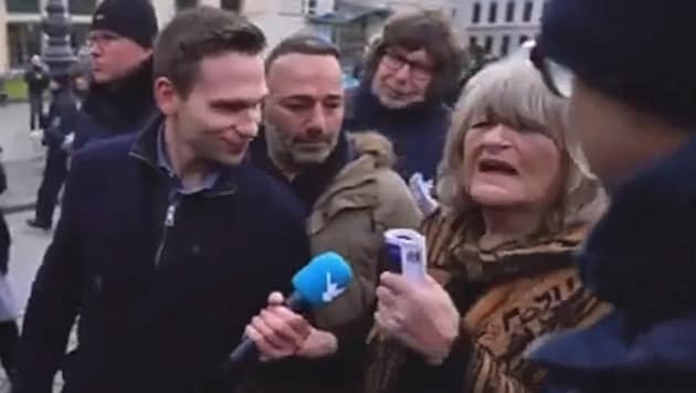 Demo in Berlin: Frauenrechtlerin Alice Schwarzer beleidigte einen ZDF-Reporter (Bild: Screenshot/t-online)