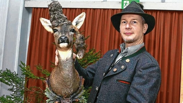 Jürgen Sparouz mit seiner Jagdtrophäe bei der Hegeringschau in Ferlach. (Bild: Arbeiter Dieter)