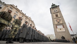 Vor der feierlichen Ausmusterung am Freitag in Enns kam es zu einer brutalen Auseinandersetzung zwischen zwei Kameraden (Bild: BMLV/Daniel Trippolt, Krone KREATIV)