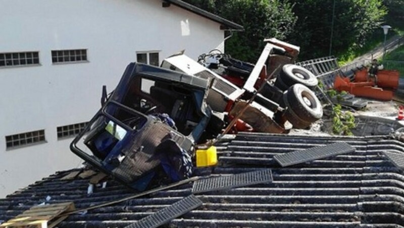 Am 14. August 2017 stürzte ein Forstarbeiter mit dem Lkw auf das Dach der Schmiede. Der Lenker erlitt damals schwere Verletzungen. (Bild: FF Schladming)