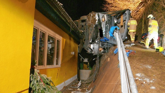 Ein Passagier sowie der Buslenker starben beim Absturz des Reisebusses. (Bild: BFV Liezen/Schlüßlmayr)