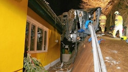 Ein Passagier sowie der Buslenker starben beim Absturz des Reisebusses. (Bild: BFV Liezen/Schlüßlmayr)