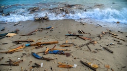 Trümmer des Schiffswracks, das südlich der kalabrischen Stadt Crotone, an Land gespült wurde. (Bild: AFP)