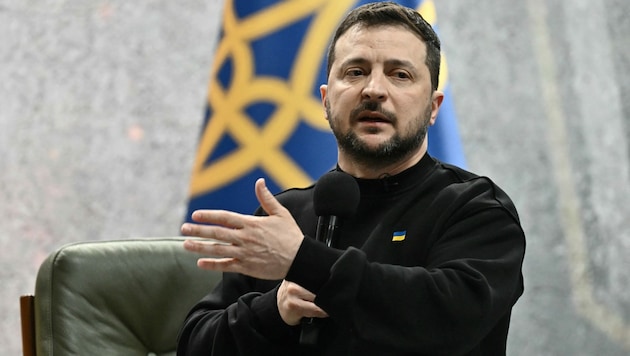 Selenskyj scheint mit der Lage an der Front derzeit nicht zufrieden zu sein, nun muss einer seiner Top-Kommandanten gehen. (Bild: AFP/Genya Savilov)