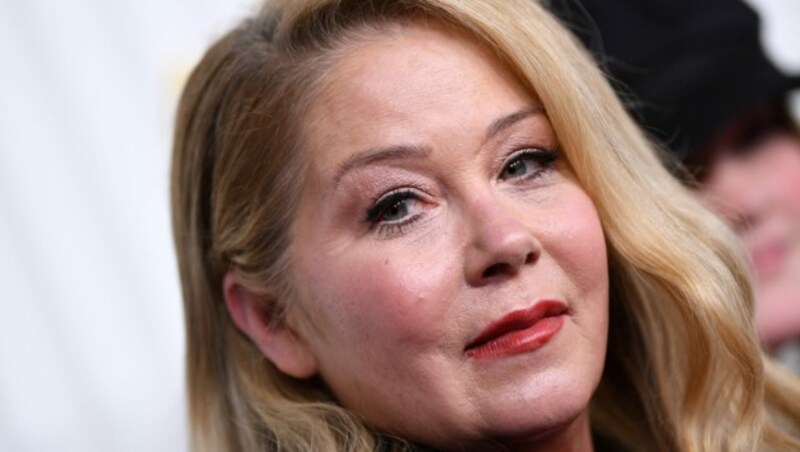 US-Schauspielerin Christina Applegate bei ihrer Ankunft bei der 29. Verleihung der Screen Actors Guild Awards im Fairmont Century Plaza in Century City am 26. Februar 2023 (Bild: APA/Photo by VALERIE MACON/AFP)