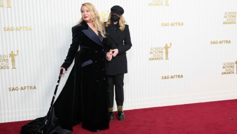 Christina Applegate und ihre Tochter Sadie Grace LeNoble bei den 29. Screen Actors Guild Awards im Fairmont Century Plaza Hotel in Los Angeles. Applegate ist überzeugt, dass dies ihr letzter Red-Carpet-Auftritt war. (Bild: AUDE GUERRUCCI / REUTERS / picturedesk.com)