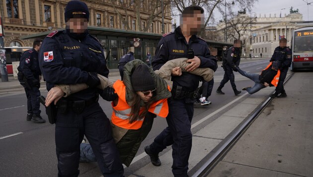 Von 13. bis 24. Februar führten die Aktivistinnen und Aktivisten der Letzten Generation in Wien Blockadeaktionen für den Klimaschutz durch. (Bild: Letzte Generation Österreich, Krone KREATIV)