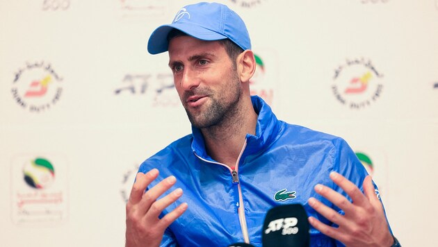 Novak Djokovic steigt in Dubai wieder ins Geschehen ein. (Bild: APA/AFP/Karim SAHIB)