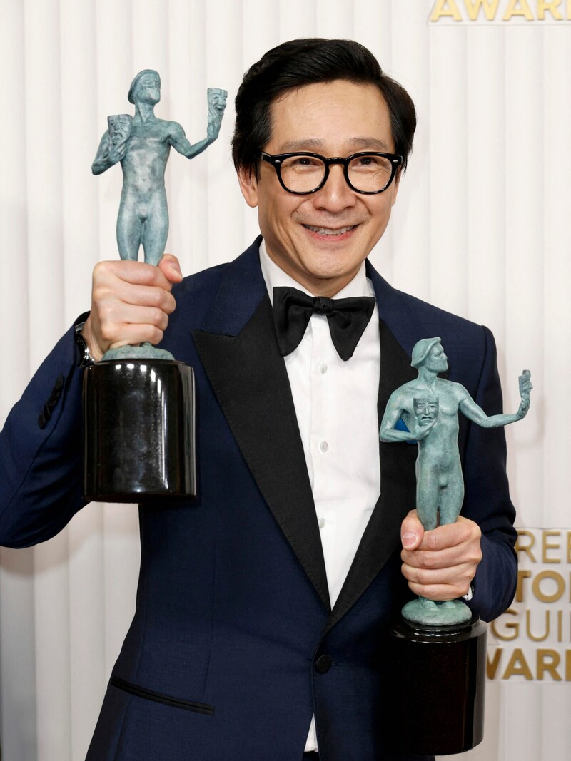 Ke Huy Quan mit seinen SAG-Awards (Bild: APA/Frazer Harrison/Getty Images/AFP )