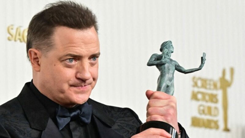 Brendan Fraser mit seinem SAG-Award als bester Darsteller im film „The Whale“ (Bild: APA/Photo by Frederic J. Brown/AFP)