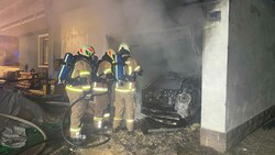 Der Brand in der Garage riss die Bewohner eines Hauses in Kundl in der Nacht auf Sonntag unsanft aus dem Schlaf. (Bild: zoom.tirol)
