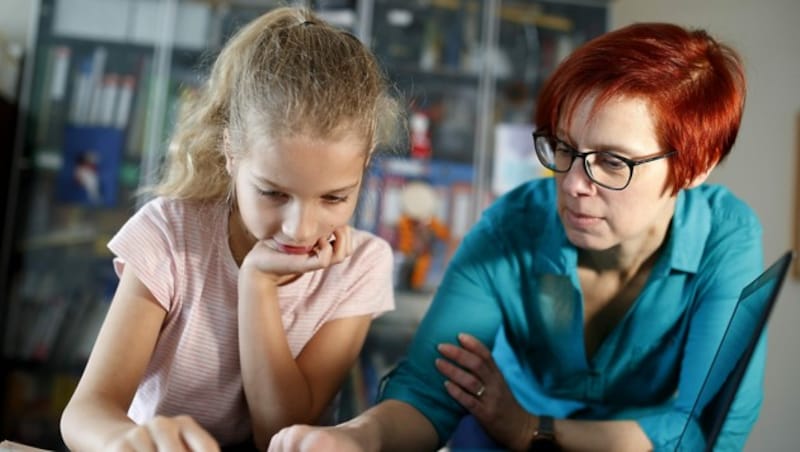 Eine Schülerin mit ihrer Mutter beim Homeschooling (Bild: APA/ERWIN SCHERIAU)