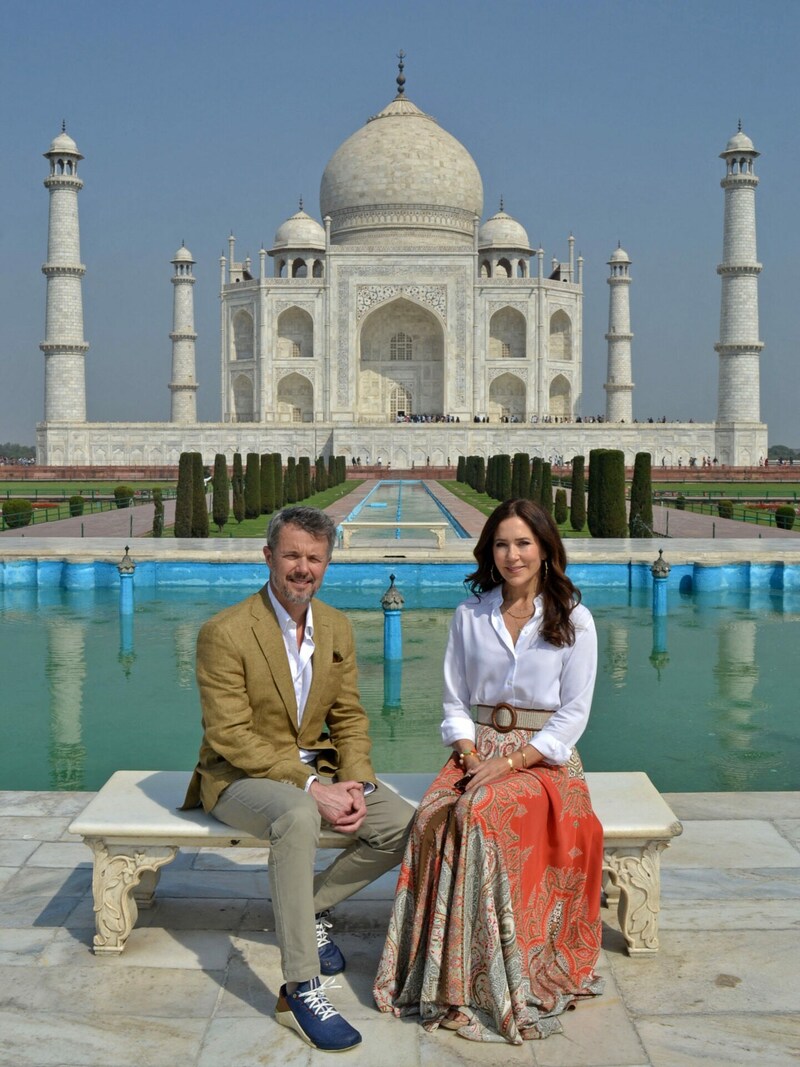 Dänemarks Kronprinz Frederik und Kronprinzessin Mary posieren für Fotos vor dem Taj Mahal in Agra (Bild: APA/AFP)