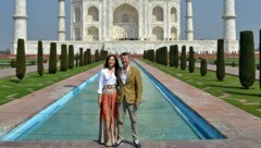 Kronprinz Frederik und Kronprinzessin Mary Arm in Arm vor dem Taj Mahal (Bild: APA/AFP)