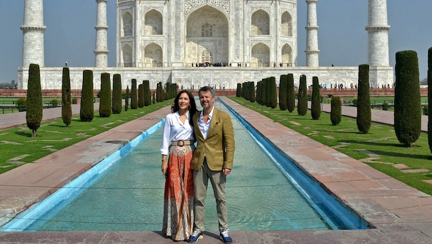 Kronprinz Frederik und Kronprinzessin Mary Arm in Arm vor dem Taj Mahal (Bild: APA/AFP)