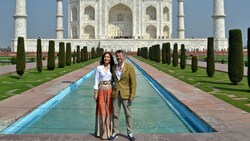 Kronprinz Frederik und Kronprinzessin Mary Arm in Arm vor dem Taj Mahal (Bild: APA/AFP)