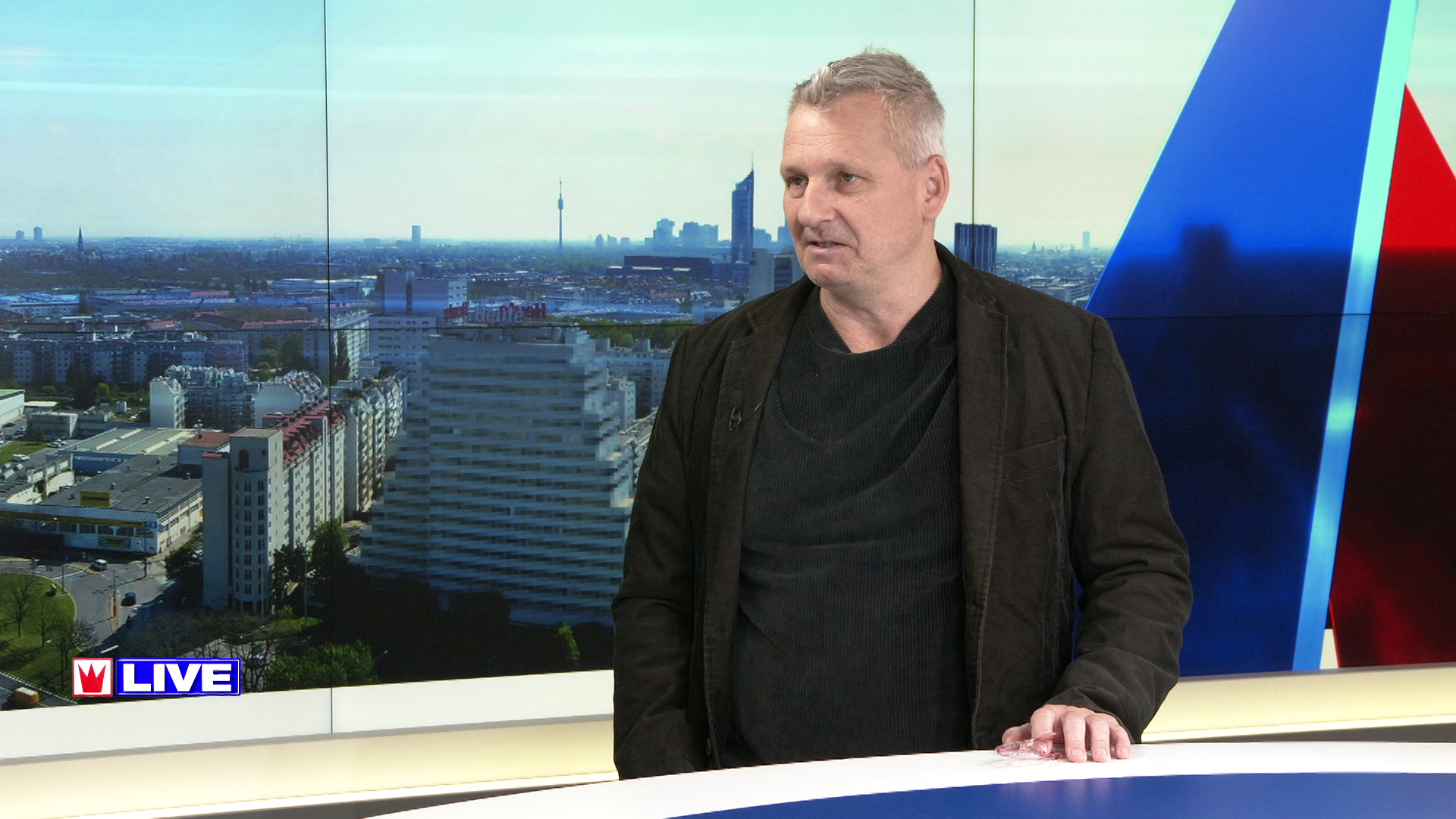 Innenpolitik-Redakteur Erich Vogl im krone.tv-Studio (Bild: krone.tv)