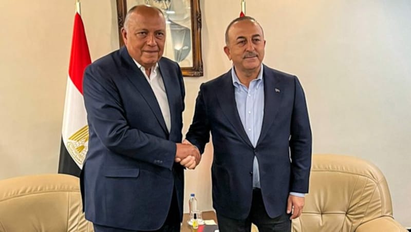 Der ägyptische Außenminister Sameh Shoukry mit seinem türkischen Amtskollegen Mevlüt Cavusoglu (Bild: AFP)