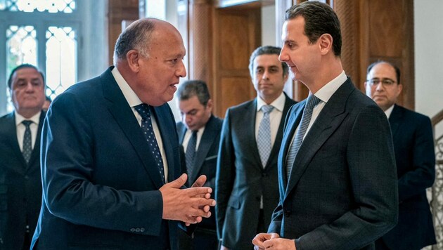 Nach mehr als zehn Jahren diplomatischer Eiszeit hat der ägyptische Außenminister Sameh Shoukry am Montag Syrien besucht. Er traf den syrischen Machthaber Baschar al-Assad. (Bild: AFP)