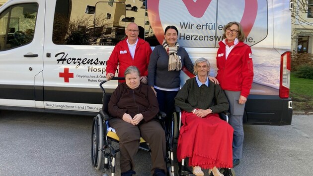 Ivica und Maria S. mit Mitarbeitern des Salzburger Roten Kreuzes und des Herz-Jesu-Heims. (Bild: Rotes Kreuz Salzburg)