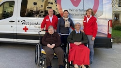 Ivica und Maria S. mit Mitarbeitern des Salzburger Roten Kreuzes und des Herz-Jesu-Heims. (Bild: Rotes Kreuz Salzburg)