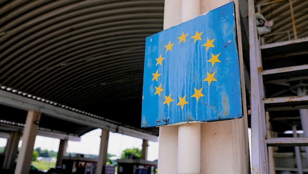Ein verwittertes Schild mit dem Symbol der Europäischen Union an der rumänischen Außengrenze (Bild: stock.adobe.com)
