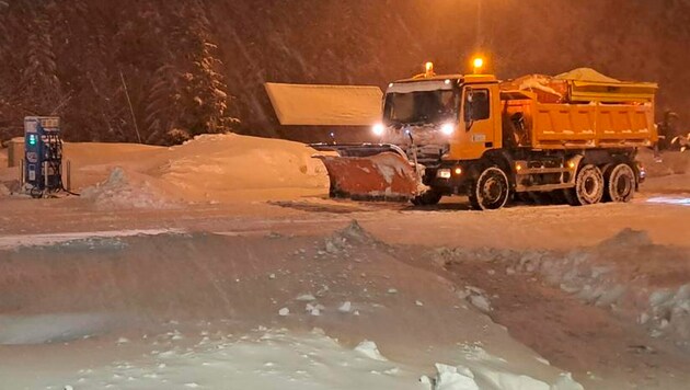 Wegen starker Schneefälle und stürmischer Winde sind seit Sonntag die Straßenverbindungen von Dalmatien in das Landesinnere und umgekehrt für den gesamten Verkehr gesperrt. (Bild: Associated Press)