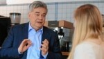 Vize-Kanzler Werner Kogler (Grüne) im „Krone“-Interview in der „Kaffeeteria“ in Villach. (Bild: f. pessentheiner)