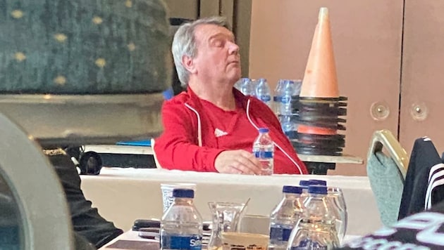 Ein Schnappschuss aus dem Trainingslager: Robert Sedlacek hält offenbar ein Nickerchen. (Bild: zVg)