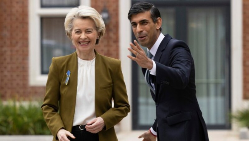 EU-Kommissionspräsidentin Ursula von der Leyen und der britische Premierminister Rishi Sunak (Bild: AP)