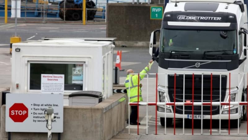 Lkw-Kontrollen in Belfast (Bild: AFP)