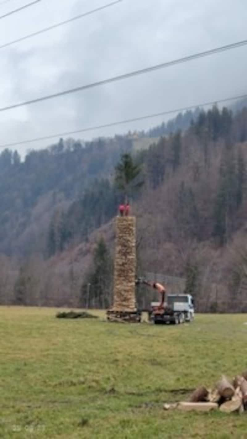 Der Bitte der Klimaaktivisten am Nachmittag, die Puppe doch bitte vom Funken zu nehmen, kam die Funkenzunft Vandans nicht nach. Technisch nicht möglich und man wolle am Brauchtum festhalten, hieß es. (Bild: Funkenzunft Vandans)