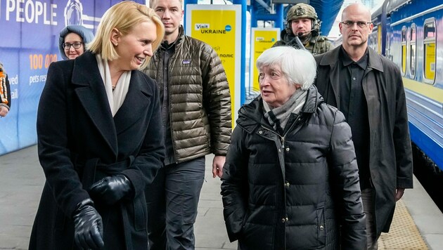 US-Finanzministerin Janet Yellen (re.) versprach der Ukraine, dem Land so lange wie nötig zur Seite zu stehen. (Bild: Twitter/@SecYellen)