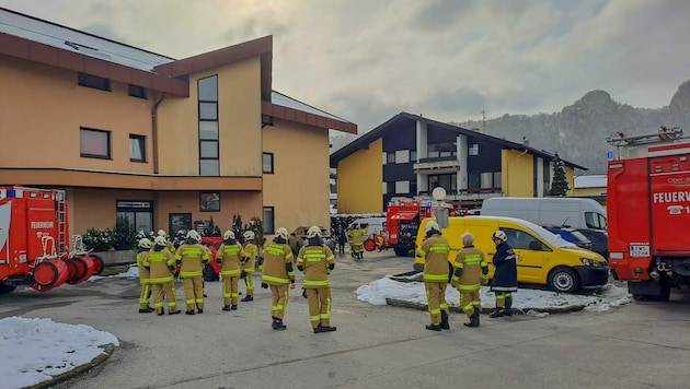 40 Feuerwehrleute der Feuerwehr Oberalm konnten ein Übergreifen auf weitere Räumlichkeiten verhindern. (Bild: Feuerwehr Oberalm)