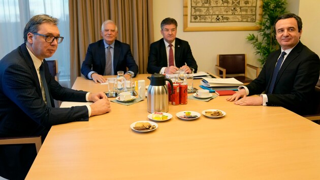 Der serbische Präsident Aleksandar Vucic (li.) und der kosovarische Premierminister Albin Kurti (re.) trafen sich am Montag mit dem Chef der EU-Außenpolitik, Josep Borrell (2.v.l.), in Brüssel. (Bild: Associated Press)