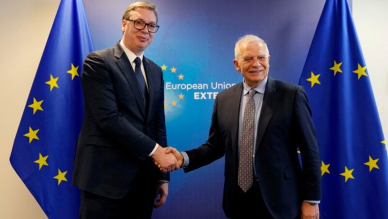 Der serbische Präsident Aleksandar Vucic (li.) mit dem Chef der EU-Außenpolitik, Josep Borrell (Bild: The Associated Press)