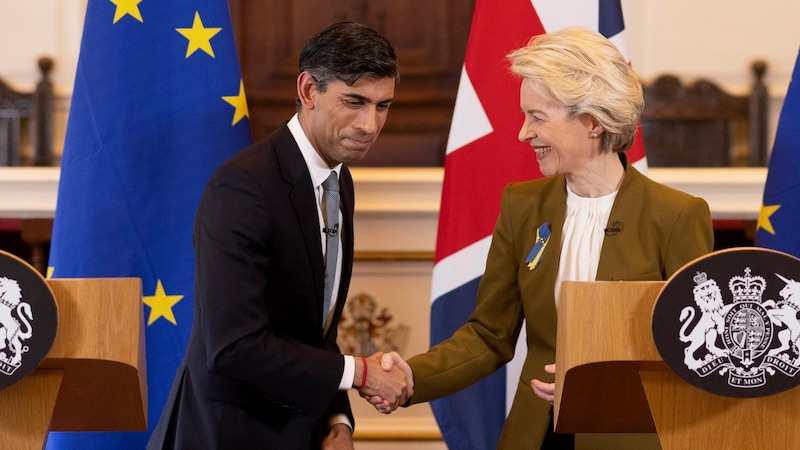 Rufe nach einer stärkeren Einbindung Großbritanniens (hier im Bild: EU-Kommissionschefin Ursula von der Leyen und der britische Premier Rishi Sunak) in die EU-Verteidigung (Bild: ASSOCIATED PRESS)