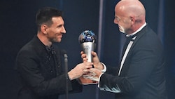 Lionel Messi bekommt die Trophäe von FIFA-Präsident Gianni Infantino überreicht. (Bild: AFP or licensors)