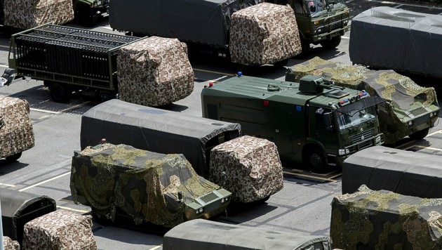 Militärfahrzeuge im Süden Chinas (Bild: APA/AFP/STR)