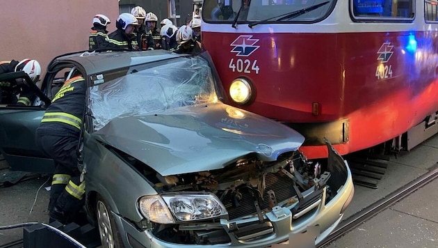 Der Unfall forderte drei teils schwer Verletzte. (Bild: Stadt Wien | Feuerwehr )