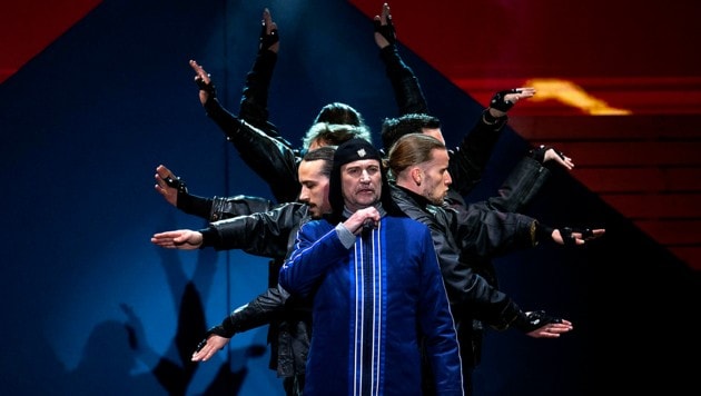 Sänger Milan Fras und seine Bandkollegen von Laibach während eines Auftritts in Kranjska Gora im Februar 2023 (Bild: APA/AFP/Joe Klamar)