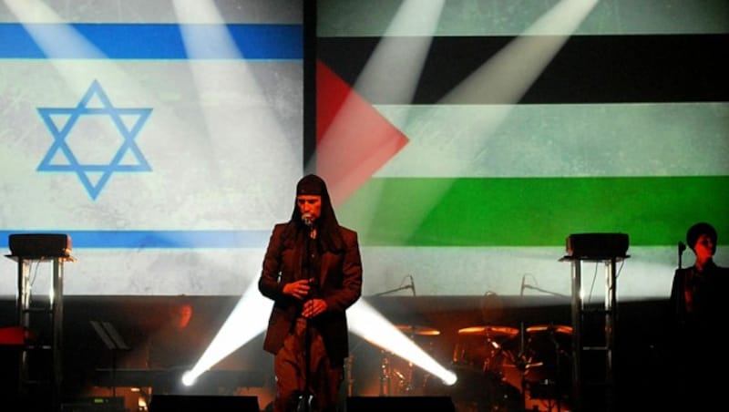 Die Band Laibach während eines Auftritts im Jahr 2007 in Slowenien, bei dem die israelische und die palästinensische Flagge die Bühne zierten (Bild: AFP)