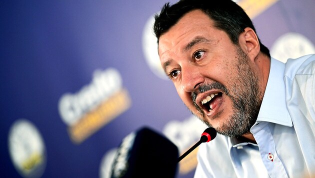 Infrastrukturminister Matteo Salvini ist gegen das Verbot des KI-Werkzeugs. (Bild: APA/AFP/Miguel MEDINA)