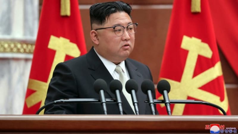 Machthaber Kim Jong Un baut seine Streitkräfte und deren Bewaffnung aus. (Bild: AFP/KCNA via KNS)