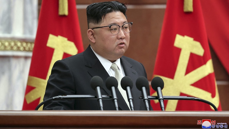 Nordkoreas Diktator Kim Jong-un: einsamer Rufer in einer roten Wüste (Bild: AFP/KCNA via KNS)