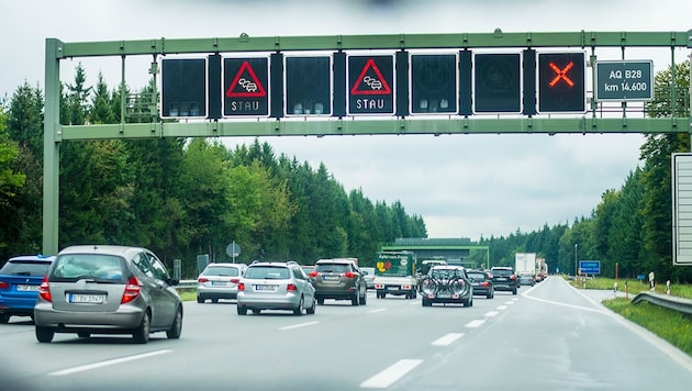 Die von Autobahnen in Beschlag genommene Fläche könnte der Energieerzeugung dienen. Eine Studie des deutschen Verkehrsministeriums ortet großes Potenzial.  (Bild: Markus Hannich)