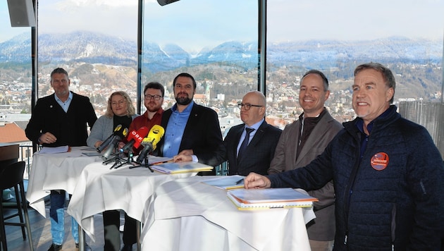 Vertreter von sieben Fraktionen marschierten am Dienstag zur Pressekonferenz gegen Innsbrucks Stadtchef auf. (Bild: Birbaumer Christof)