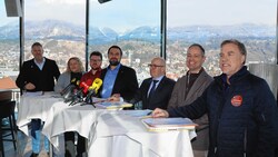 Vertreter von sieben Fraktionen marschierten am Dienstag zur Pressekonferenz gegen Innsbrucks Stadtchef auf. (Bild: Birbaumer Christof)