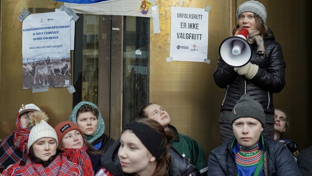 Greta Thunberg und andere Klimaaktivisten blockierten den Eingang des norwegischen Energieministeriums, um gegen den Bau von Windparks zu protestieren. Diese würden laut Demonstranten die Rentier-Wirtschaft beeinträchtigen. (Bild: AFP)
