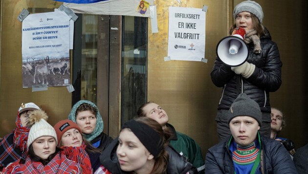 Greta Thunberg und andere Klimaaktivisten blockierten den Eingang des norwegischen Energieministeriums, um gegen den Bau von Windparks zu protestieren. Diese würden laut Demonstranten die Rentier-Wirtschaft beeinträchtigen. (Bild: AFP)